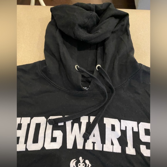 Men’s Size Medium Black Hoodie with Hogwarts and Logo on Front Top Sweater - Picture 6 of 11